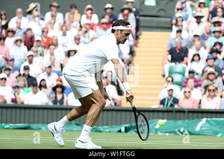 London, Großbritannien. 22. Juli 2019, den All England Lawn Tennis und Croquet Club, Wimbledon, England, Wimbledon Tennis Turnier, Tag 2; Roeger Federer kehrt während seines Spiels gegen Lloyd Harris Credit: Aktion Plus Sport Bilder/Alamy leben Nachrichten Stockfoto