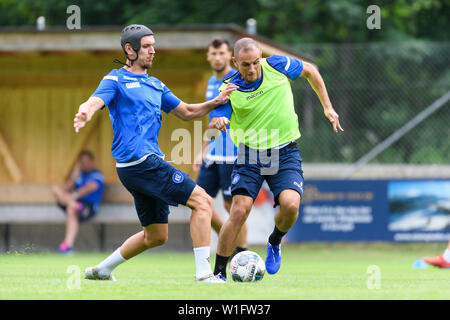 Damian Rossbach (KSC) in Duellen mit Manuel Stiefler (KSC), (von links). Vorderseite: Marc Lorenz (KSC) und Daniel Gordon (KSC). GES/fussball/2. Bundesliga: Trainingslager des Karlsruher Sport Club in Waidring, 02.07.2019 Fußball: 2. Liga: Trainingslager Karlsruher SC, Waidring, Österreich, Juli 2, 2019 | Verwendung weltweit Stockfoto