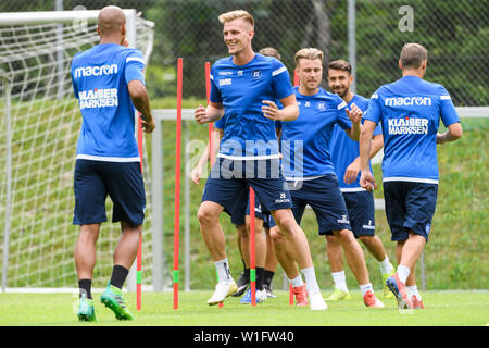 Aufwärmen: Alexander Groiss (KSC), Marco Thiede (KSC), (von links). Vorderseite: Marc Lorenz (KSC) und Daniel Gordon (KSC). GES/fussball/2. Bundesliga: Trainingslager des Karlsruher Sport Club in Waidring, 02.07.2019 Fußball: 2. Liga: Trainingslager Karlsruher SC, Waidring, Österreich, Juli 2, 2019 | Verwendung weltweit Stockfoto