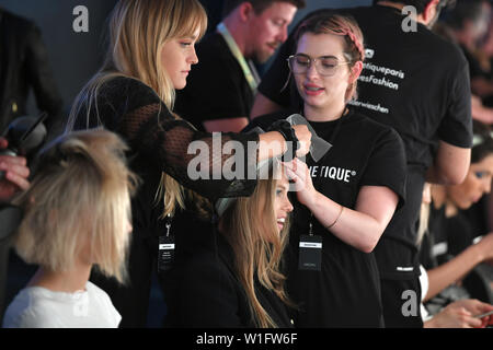 Berlin, Deutschland. 02 Juli, 2019. Modelle erhalten ihr Haar für die Show von Designer Marc Cain im Velodrom gestaltet. Die Kollektionen für Frühjahr/Sommer 2019 wird in Berlin Fashion Week präsentiert werden. Foto: Jens Kalaene/dpa/Alamy leben Nachrichten Stockfoto