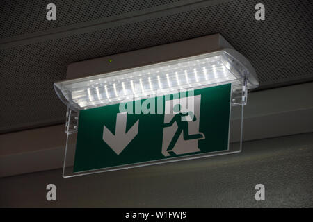 Blick auf ein Notausgang Schild an der Decke. Stockfoto