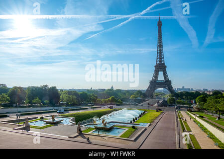 Frankreich. Paris. Tag. Der Eiffelturm und der Trocadero Gärten. Blauer Himmel und Wolken Stockfoto