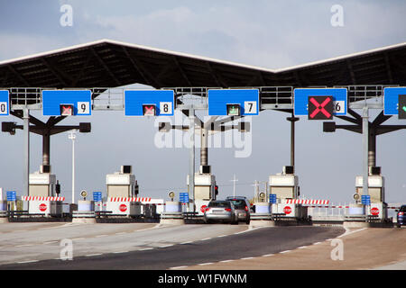 Blick auf eine Maut auf der Autobahn, in Portugal, Europa. Stockfoto