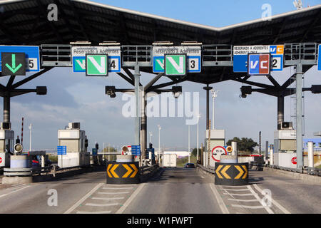 Blick auf eine Maut auf der Autobahn, in Portugal, Europa. Stockfoto