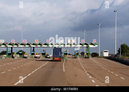 Blick auf eine Maut auf der Autobahn, in Portugal, Europa. Stockfoto