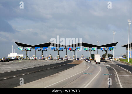 Blick auf eine Maut auf der Autobahn, in Portugal, Europa. Stockfoto