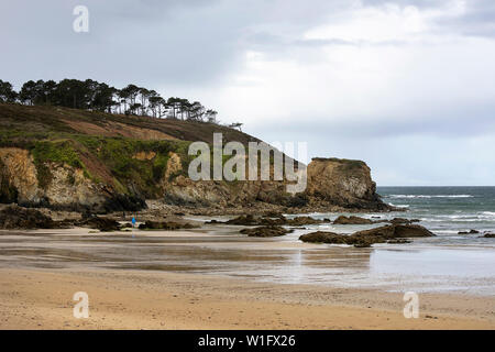 Menschen zu Fuß am Sandstrand in der Bretagne, Frankreich Stockfoto
