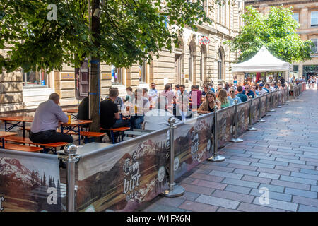 Gäste genießen einen sonnigen Juni Nachmittag im Bier Garten/Biergarten/Outdoor Sitzen Bereich der Bier Halle, Gordon Street, Glasgow, Schottland Stockfoto