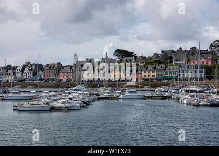 Bunte Häuser und Marina in kleinen Fischerort Camaret-sur-Mer, Département Finistère, Bretagne, Frankreich, Europa Stockfoto