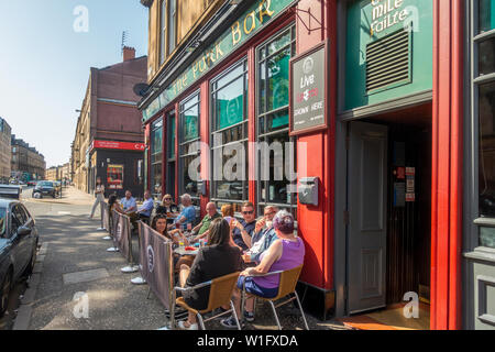 Gruppen von Gönnern erholsame und Trinken an einem heißen Juni Nachmittag außerhalb der Park Bar im West End von Glasgow, Schottland Stockfoto