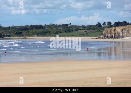 Menschen zu Fuß am Sandstrand in der Bretagne, Frankreich Stockfoto