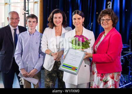 Ansbach, Deutschland. 02 Juli, 2019. Lena Meyer-Landrut (2. von rechts), Musiker, ist die Bildung von Ute Ambrosius (r), Präsident von Ansbach Universität verliehen. Auf der linken Seite sind Dorothee Bär (CSU), der Staatsminister für Digitale Angelegenheiten in Bayern, Lukas Pohland, einem Schüler, der sich von cyberbullying betroffen war und ist jetzt zu helfen, die Opfer und Thomas Schreiber, Eurovision Song Contest Leiter an Nordeutscher Rundfunk (NDR). Der Fokus der award ist auf den Kampf gegen Cyberbullying. Credit: Daniel Karmann/dpa/Alamy leben Nachrichten Stockfoto