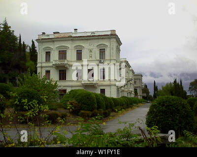 Berühmte Liwadia-palast in Krim, Russland. Es ist eine der wichtigsten touristischen Sehenswürdigkeiten der Krim. Malerischer Blick auf Liwadia-palast, schöne Landschaft Garde Stockfoto