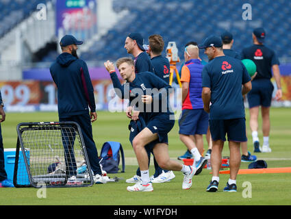 Emirate Riverside, Chester-le-Street, Durham, UK. 2. Juli 2019. ICC World Cup Cricket, Ausbildung und Pressekonferenzen, Joe Root ist durch seine Fielding drills während England's Training heute Nachmittag, vor der morgigen Finale Gruppe Gruppenspiel gegen Neuseeland Credit: Aktion plus Sport/Alamy leben Nachrichten Stockfoto