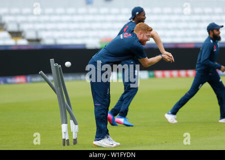 Emirate Riverside, Chester-le-Street, Durham, UK. 2. Juli 2019. ICC World Cup Cricket, Ausbildung und Pressekonferenzen, Jonny Bairstow seinen Fang Bohren in England's Training am Nachmittag vor der morgigen Finale Gruppe Gruppenspiel gegen Neuseeland Credit: Aktion plus Sport/Alamy leben Nachrichten Stockfoto