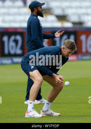 Emirate Riverside, Chester-le-Street, Durham, UK. 2. Juli 2019. ICC World Cup Cricket, Ausbildung und Pressekonferenzen, Joe Root seinen Fang Bohren in England's Training am Nachmittag vor der morgigen Finale Gruppe Gruppenspiel gegen Neuseeland Credit: Aktion plus Sport/Alamy leben Nachrichten Stockfoto