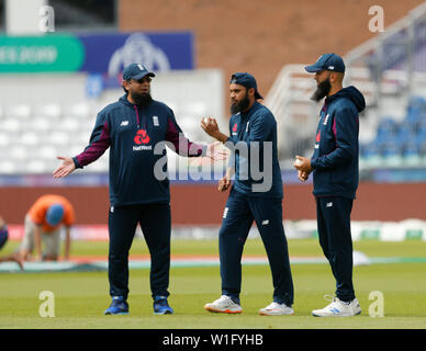 Emirate Riverside, Chester-le-Street, Durham, UK. 2. Juli 2019. ICC World Cup Cricket, Ausbildung und Pressekonferenzen, England's Spin-bowling Trainer Saqlain Mushtaq mit Adil Rashid und Moeen Ali während England's Training am Nachmittag vor der morgigen Finale Gruppe Gruppenspiel gegen Neuseeland Credit: Aktion plus Sport/Alamy leben Nachrichten Stockfoto