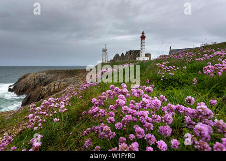 Der Leuchtturm und Abtei steigen über das Meer und die felsige Küste am Pointe Saint-Mathieu in der Bretagne, Frankreich Stockfoto