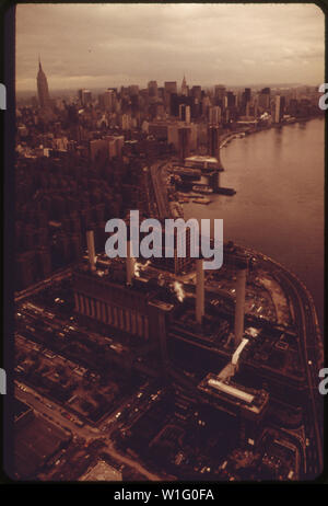 Blick nach Norden in Richtung EMPIRE STATE BUILDING VON 14TH STREET IN Lower Manhattan. EAST RIVER AUF DER RECHTEN SEITE Stockfoto