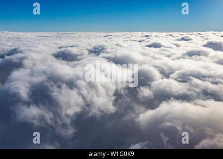 Wolken kurz vor der Landung auf Spitzbergen, Artic, Norwegen Stockfoto