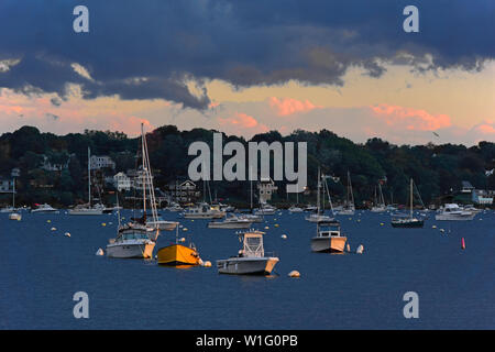 Stürmischer Himmel über Salem Harbour Stockfoto