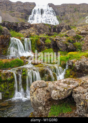 Dynjandifoss und zwei kleinere Wasserfälle mit Moos bedeckt die Felsen in den Westfjorden Islands Stockfoto