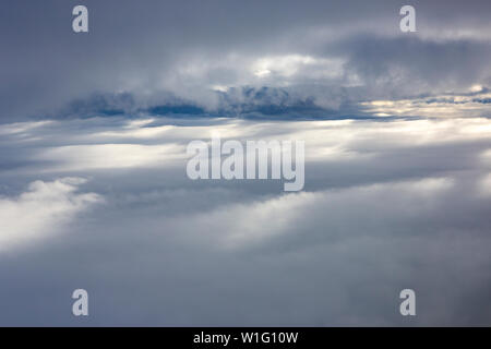 Wolken kurz vor der Landung auf Spitzbergen, Artic, Norwegen Stockfoto