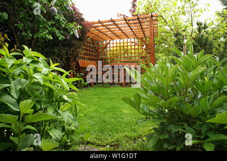 Holz Garten Pavillon auf dem Rasen Stockfoto