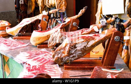 Beine traditioneller spanischer Jamon auf hölzernen jamoneras Bereit zum Verkauf in kleinen Shop behoben Stockfoto
