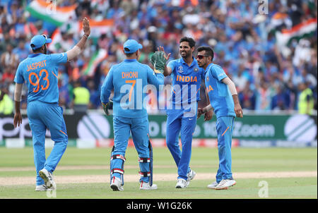 Der indische Bhuvneshwar Kumar feiert das Dickicht von Mashrafe Mortaza aus Bangladesch während des ICC-Cricket-World Cup-Gruppenbühnespiel in Edgbaston, Birmingham. Stockfoto