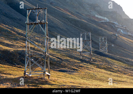 Alte Zeche Personennahverkehr Säule und majestätischen Blick über Adventdalen, Longyearbyen, Svalbard, Norwegen Stockfoto