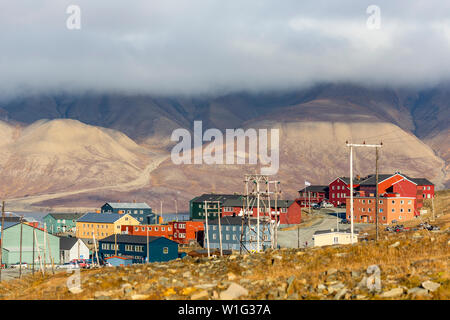 Übersicht von Longyearbyen, bunten Häusern mit Bergen im Hintergrund, Svalbard, Norwegen Stockfoto