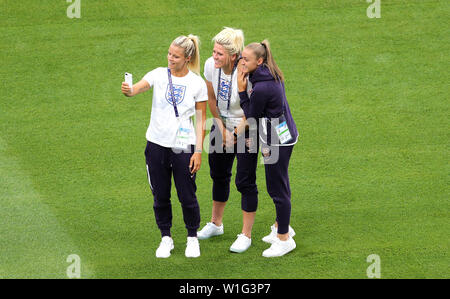 England's Rachel Daly, Millie Helle und Georgien Stanway nehmen ein selfie auf dem Platz vor der FIFA Frauen-WM Finale im Stade de Lyon. Stockfoto