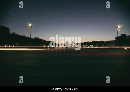 Belichtung des Zentrums von Berlin Straßen in der Nacht Stockfoto