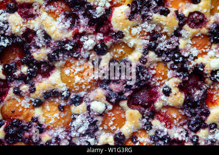 Frisch gebackene Früchte pie von einem slowakischen Rezept namens "bublanina' (d. h., die Blase Torte oder Kuchen) Stockfoto