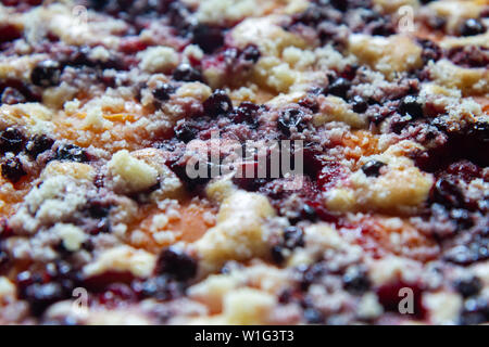 Frisch gebackene Früchte pie von einem slowakischen Rezept namens "bublanina' (d. h., die Blase Torte oder Kuchen) Stockfoto