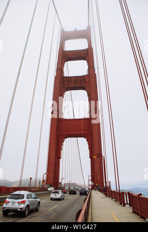 Weitwinkelaufnahme über den Fußgängerweg der Golden Gate Bridge in San Francisco, Kalifornien, USA Stockfoto