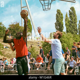 Junge Burschen spielen baskeball im Mauerpark Stockfoto