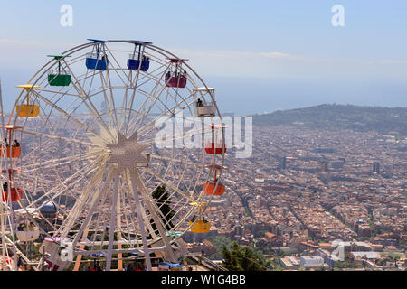 Blick auf Tibidao Kirmes und Vergnügungspark Riesenrad fahren und von oben Barcelona, Barcelona, Spanien, Europa Stockfoto