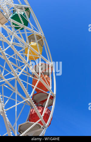 Bunte Schausteller Kirmes altmodische Riesenrad, das Fahrgeschäft im Vergnügungspark, detail Shot von Struktur, Tibidao, Barcelona, Europa Stockfoto