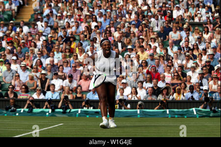 London, Großbritannien. 02 Juli, 2019. Wimbledon, vom 2. Juli 2019 - Serena Williams während ihrer ersten Runde Sieg über Giulia Gato-Monticone von Italien. Quelle: Adam Stoltman/Alamy leben Nachrichten Stockfoto