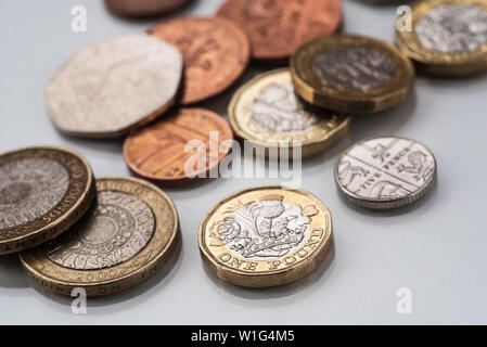 Britische Münzen, Loose Change, zeigt sowohl 1 £ £ 2 Münzen und kleineren Stückelungen. Stockfoto