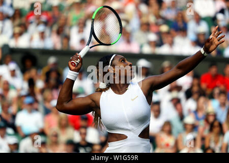 London, Großbritannien. 02 Juli, 2019. Wimbledon, vom 2. Juli 2019 - Serena Williams in Aktion während ihrer ersten Runde Sieg über Giulia Gato-Monticone von Italien. Quelle: Adam Stoltman/Alamy leben Nachrichten Stockfoto