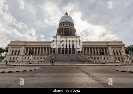 Schönen Blick auf El Capitolio in der Alten Stadt Havanna, der Hauptstadt von Kuba, während eine lebendige bewölkten Tag. Stockfoto