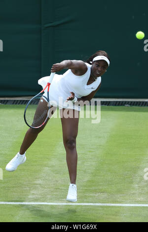 London, Großbritannien. 2. Juli 2019, den All England Lawn Tennis und Croquet Club, Wimbledon, England, Wimbledon Tennis Turnier, Tag 2; Sloane Stephens (USA) dient der Timea Bacsinszky (SUI) Credit: Aktion Plus Sport Bilder/Alamy leben Nachrichten Stockfoto