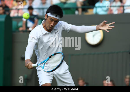 London, Großbritannien. 2. Juli 2019, den All England Lawn Tennis und Croquet Club, Wimbledon, England, Wimbledon Tennis Turnier, Tag 2; Yuichi Sugita (JPN) in Aktion gegen Rafael Nadal (ESP) Credit: Aktion Plus Sport Bilder/Alamy leben Nachrichten Stockfoto