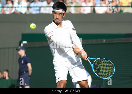 London, Großbritannien. 2. Juli 2019, den All England Lawn Tennis und Croquet Club, Wimbledon, England, Wimbledon Tennis Turnier, Tag 2; Yuichi Sugita (JPN) in Aktion gegen Rafael Nadal (ESP) Credit: Aktion Plus Sport Bilder/Alamy leben Nachrichten Stockfoto