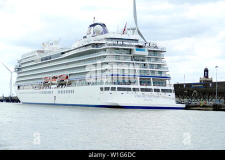 London International Cruise Terminal, Tilbury, Essex, UK. 2. Juli 2019. Viking Jupiter Rückkehr nach London International Cruise Terminal, Tilbury, nachdem der Motor Probleme, begleitet, und von zwei Schleppern Svitzer Intrepid und London geschleppt. Passagiere und Hafenarbeiter bestätigte mir Schiff hatte Probleme mit dem Motor. Viking Jupiter ist Schwester Schiff Viking Sky, im Sturm der Norwegen irrte durch Ausfall des Motors. Credit: Fraser Grau/Alamy leben Nachrichten Stockfoto