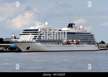 London International Cruise Terminal, Tilbury, Essex, UK. 2. Juli 2019. Viking Jupiter Rückkehr nach London International Cruise Terminal, Tilbury, nachdem der Motor Probleme, begleitet, und von zwei Schleppern Svitzer Intrepid und London geschleppt. Passagiere und Hafenarbeiter bestätigte mir Schiff hatte Probleme mit dem Motor. Viking Jupiter ist Schwester Schiff Viking Sky, im Sturm der Norwegen irrte durch Ausfall des Motors. Credit: Fraser Grau/Alamy leben Nachrichten Stockfoto