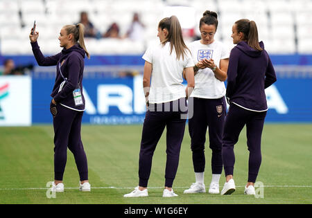 England's Georgien Stanway (links), Lucy Bronze (Mitte rechts) und Teamkollegen prüfen Sie die Tonhöhe vor der FIFA Frauen-WM Finale im Stade de Lyon. Stockfoto